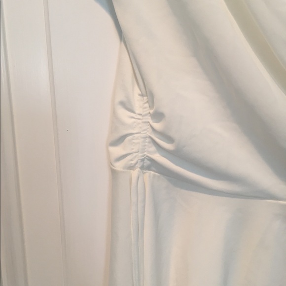 Beautiful white top -NWT - Picture 2 of 8